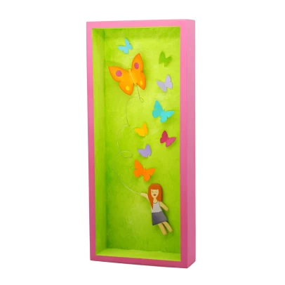 Κορίτσι μαζί με πεταλούδες, κεραμικό διακοσμητικό σε ξύλινο κάδρο
